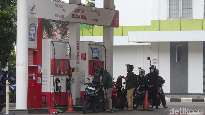 Harga sejumlah bahan bakar minyak (BBM) nonsubsidi Pertamina kompak turun mulai Sabtu (1/8/2026). Penyesuaian harga berlaku untuk Pertamax, Pertamax Turbo, dan Pertamax Green 95, sementara harga BBM subsidi Pertalite dan Solar subsidi tetap tidak mengalami perubahan.