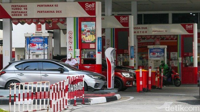 Harga sejumlah bahan bakar minyak (BBM) nonsubsidi Pertamina kompak turun mulai Sabtu (1/8/2026). Penyesuaian harga berlaku untuk Pertamax, Pertamax Turbo, dan Pertamax Green 95, sementara harga BBM subsidi Pertalite dan Solar subsidi tetap tidak men