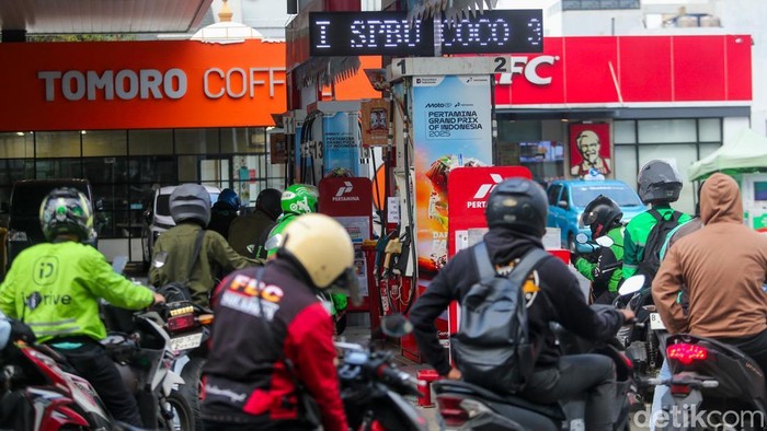 Harga sejumlah bahan bakar minyak (BBM) nonsubsidi Pertamina kompak turun mulai Sabtu (1/8/2026). Penyesuaian harga berlaku untuk Pertamax, Pertamax Turbo, dan Pertamax Green 95, sementara harga BBM subsidi Pertalite dan Solar subsidi tetap tidak mengalami perubahan.