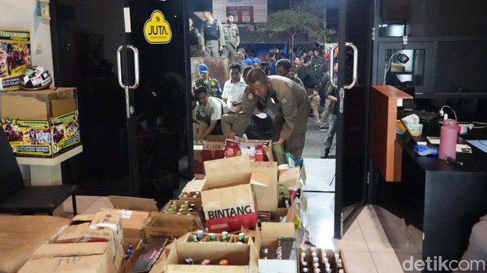 Petugas merazia miras. Bupati Subandi menegaskan perang melawan miras.