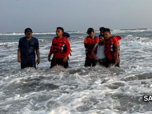 Momen Mengerikan Turis China Nyaris Terseret Arus Pantai Parangkusumo