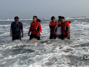 Momen Mengerikan Turis China Nyaris Terseret Arus Pantai Parangkusumo