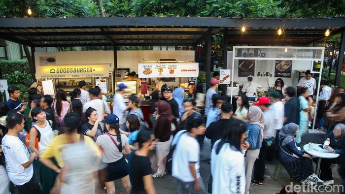 Taman Brightspot kembali digelar di Urban Forest Cipete, Jakarta Selatan, dengan menghadirkan konsep belanja santai dalam suasana piknik di ruang terbuka. Festival kreatif ini menawarkan pengalaman berbeda bagi pengunjung yang ingin menikmati produk lokal sekaligus menghabiskan waktu bersama keluarga maupun teman.