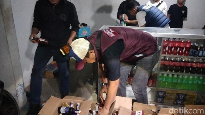 Polisi razia gudang miras di Majalengka