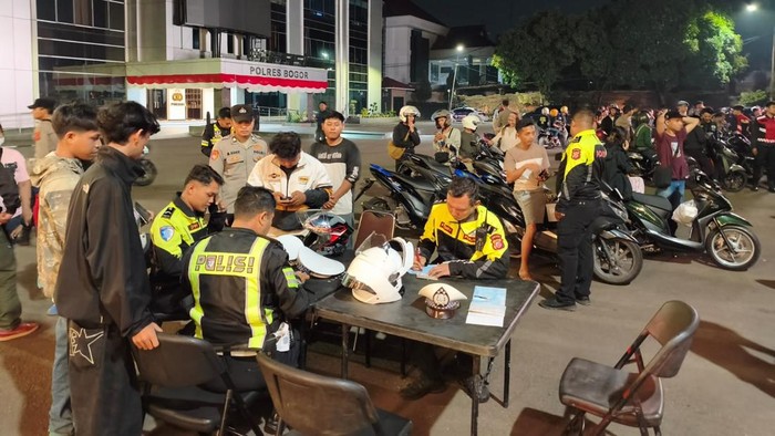 Polisi merazia pemotor berknalpot brong di Bogor. (Dok. Istimewa)