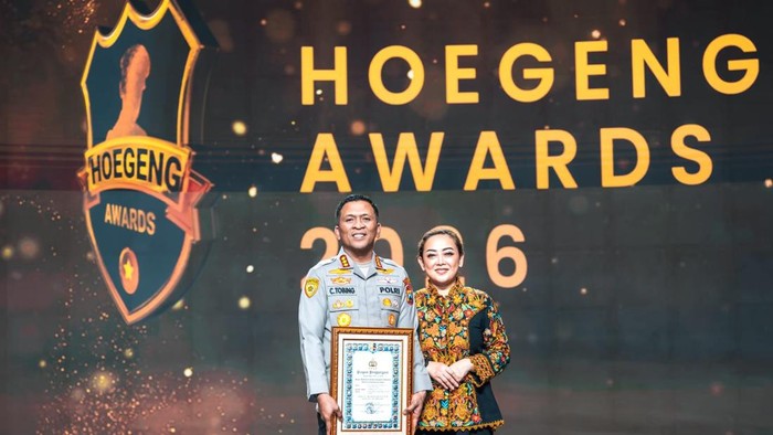 Kapolresta Sidoarjo Kombes Dr. Christian Tobing dan istri, Ny Dany Tobing saat menerima penghargaan Hoegeng Award 2026
