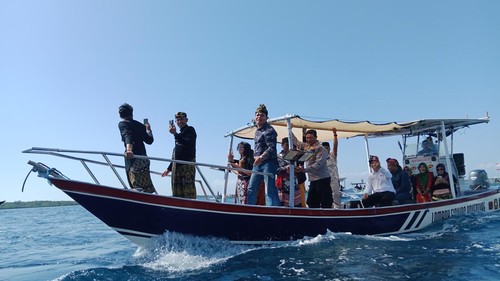 Prosesi pelarungan dan konvoi perahu nelayan yang mengikuti ritual adat Roah Pesisi Desa Sugian, Kecamatan Sambelia, Lombok Timur, NTB, Minggu (2/7/2026). (Sanusi Ardi W/detikBali)