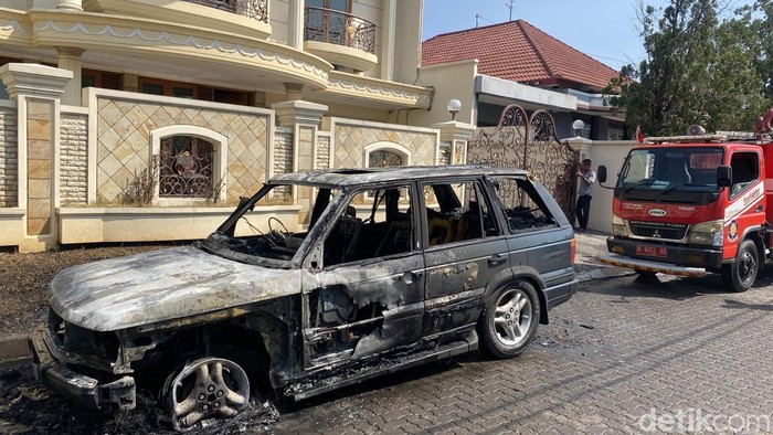 Mobil Range Rover terbakar di Jalan Tampomas, Kelurahan Petompon, Kecamatan Gajahmungkur, Kota Semarang, Minggu (2/8/2026)