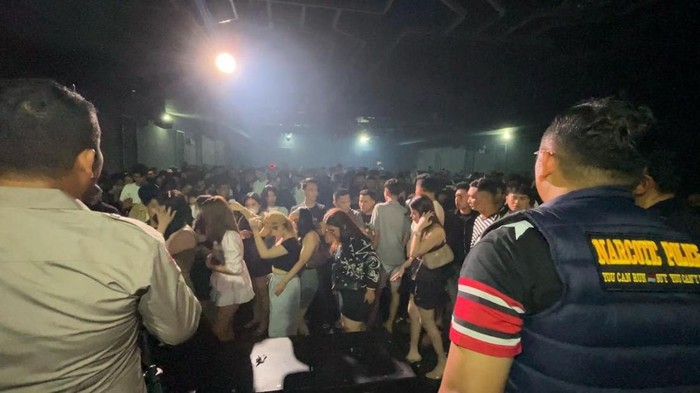 Polisi melakukan razia di Helens Night Mart di Kota Medan