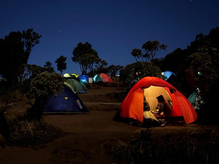 Rey Mbayang dan Dinda Hauw mendaki puncak Gunung Merbabu.