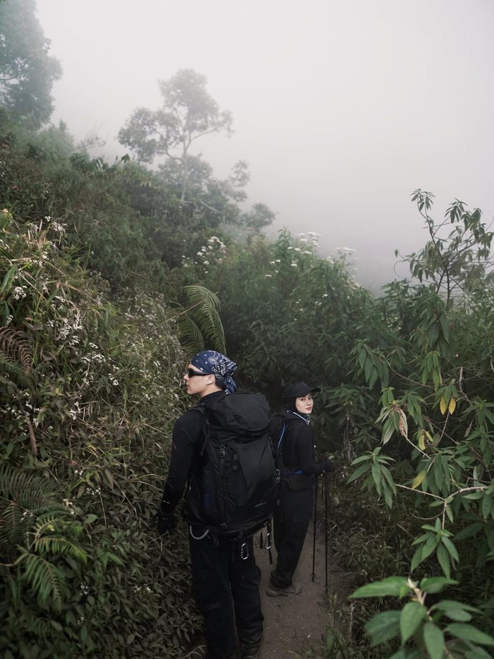 Rey Mbayang dan Dinda Hauw mendaki puncak Gunung Merbabu.