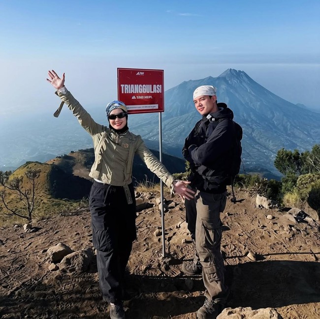 Rey Mbayang Nikmati Pendakian Gunung Merbabu, Makin Cantik Ada Dinda Hauw