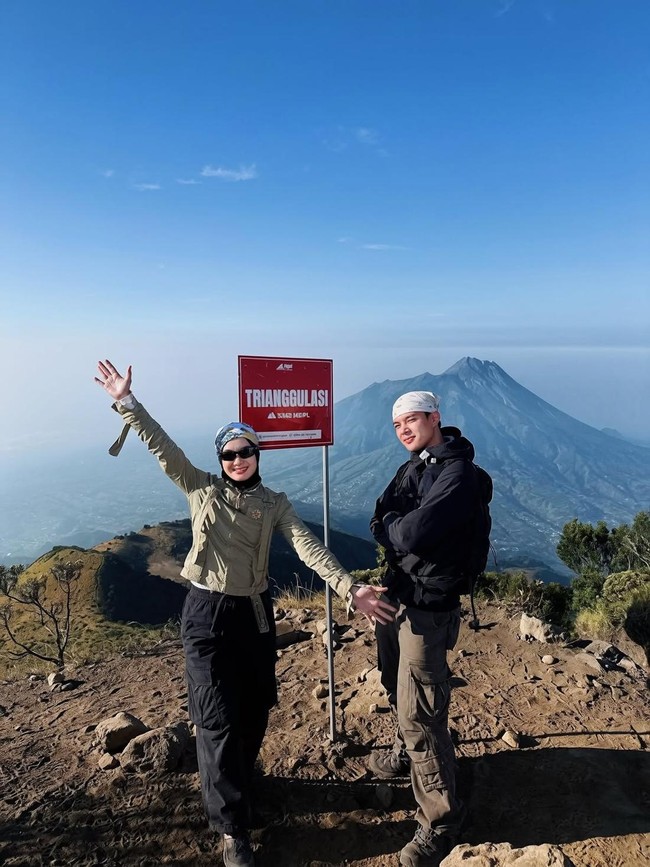 Rey Mbayang Nikmati Pendakian Gunung Merbabu, Makin Cantik Ada Dinda Hauw