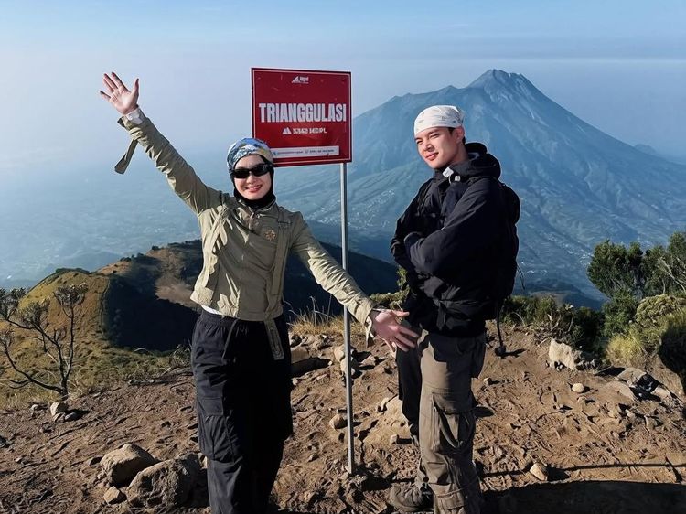 Rey Mbayang Nikmati Pendakian Gunung Merbabu, Makin Cantik Ada Dinda Hauw