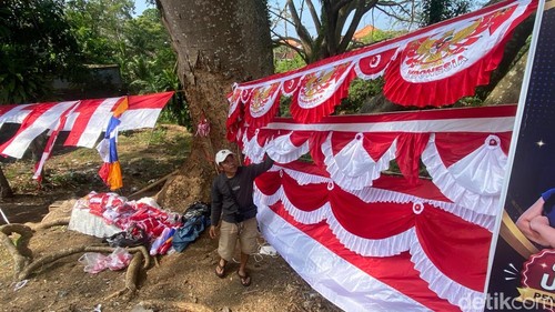 Salah seorang penjual bendera musiman di Karangasem, Minggu (2/8/2026). (Foto: I Wayan Selamat Juniasa/detikBali)