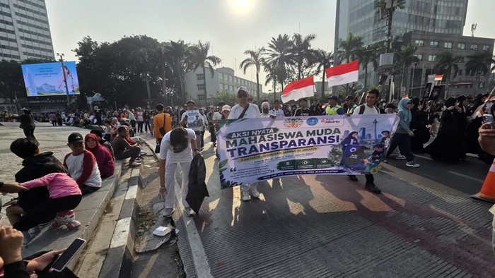 Sekelompok mahasiswa bersih-bersih di Bundaran HI (Taufiq/detikcom)