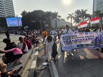 Mahasiswa Bersih-bersih di Area CFD Bundaran HI, Ajak Warga Pilah Sampah