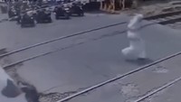 Wanita Tertabrak Kereta Bandara di Jakbar gegara Pakai Headset