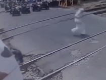 Pakai Headset, Wanita Tertabrak Kereta Api Bandara di Jakarta