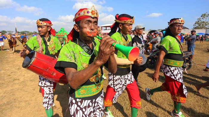 Seniman memainkan musik khas Madura Saronen untuk mengiringi sapi saat karapan sapi di Stadion Kerapan Sapi R.P Moch Noer, Bangkalan, Jawa Timur, Minggu (2/8/2026). Perlombaan yang diikuti 64 peserta dari empat kabupaten di Pulau Madura tersebut bertujuan untuk melestarikan olahraga tradisional khas Madura sekaligus ajang silaturahim bagi para pelakunya. ANTARA FOTO/Moch Asim