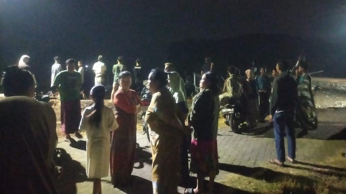 Situasi di pantai saat proses pencarian nelayan hilang diterjang ombak besar di Pasuruan.