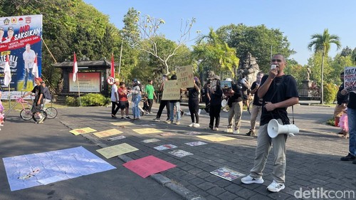 Solidaritas Jurnalis Bali menuntut Presiden Prabowo Subianto meminta maaf atas pernyataan Londo Ireng di depan Monumen Bajra Sandhi, Renon, Denpasar, Minggu (2/8/2026). (Foto: Rizki Setyo/detikBali)