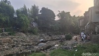 Sungai Ciliwung di Bogor Surut saat Kemarau, Jadi Tempat Bocah Main Layangan