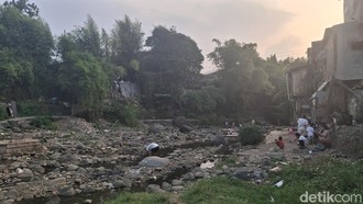 Sungai Ciliwung di Bogor Surut saat Kemarau, Jadi Tempat Bocah Main Layangan