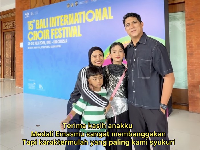 Tantri Kotak dan suami dampingi anak di The 15th Bali International Choir Festival.