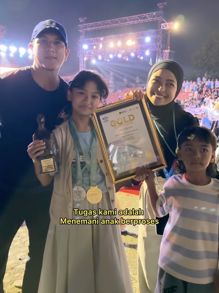 Tantri Kotak dan suami dampingi anak di The 15th Bali International Choir Festival.