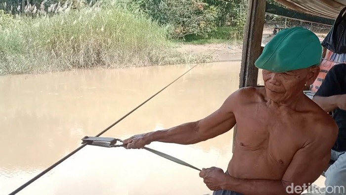 Tarno, sang kernet perahu tambangan di Desa Jatisawit, Kecamatan Jatibarang, Indramayu.