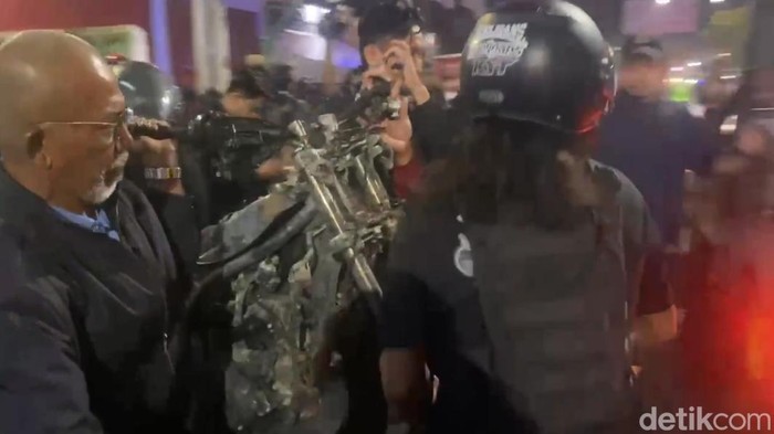 Tawuran geng motor vs warga kembali pecah di Makassar.