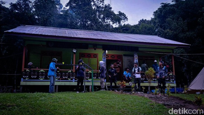 Tim SPTN Wilayah II Long Alango bersama pengunjung tengah bersiap di Pos Long Tua untuk menuju Padang Savana Kaltara.