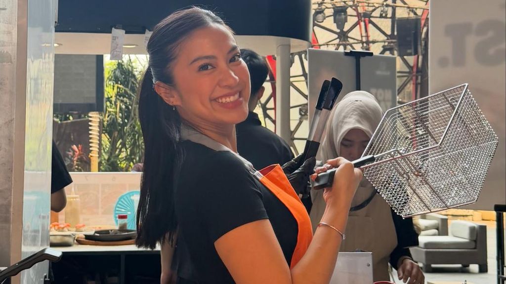 Tyna Dwi Jayanti Jualan Bitterballen, Tetap Menawan Meski Berkeringat