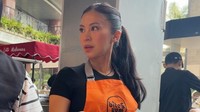 Beraktivitas di luar ruangan dan berjualan tentu membuat Tyna Dwi Jayanti berkeringat. Namun, meskipun dalam kondisi tersebut, ia tetap terlihat menawan dan memancarkan aura positif. (Foto: dok Instagram tynadwijayanti)