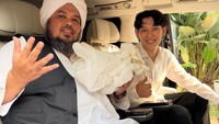 Bikin Haru! Willie Salim Beri Kado Ultah Mobil Mewah ke Ustaz Derry Sulaiman