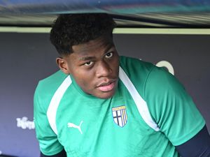 Zion Suzuki Merapat ke Aston Villa, Emi Martinez Didekati Juventus