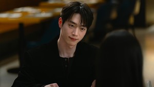 Karakter Namgoong Ho ditulis sebagai seorang pria gaul, humoris, dan hangat. Setelah 10 tahun pacaran dengan Lee Mi Do, dia mulai merasakan perbedaan yang harus mulai dibahas dengan sang kekasih. (Foto: dok. KBS2)