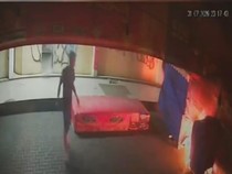 Viral Pria Berjaket Hitam Bakar Gerobak Bakso-Dimsum di Jalan Ria Cimahi