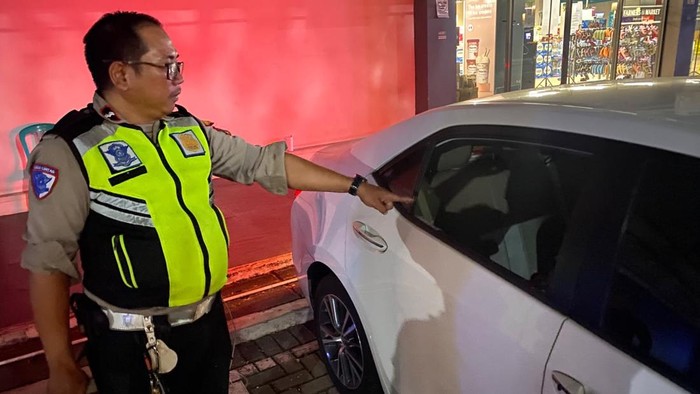 Aksi pencurian pecah kaca mobil terjadi di Bekasi saat korban berbelanja. (dok.istimewa)