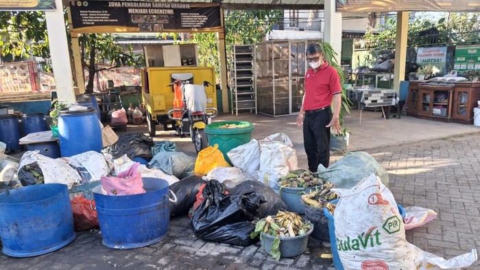 Aktivitas pemilahan sampah di salah satu TPS3R di Makassar.