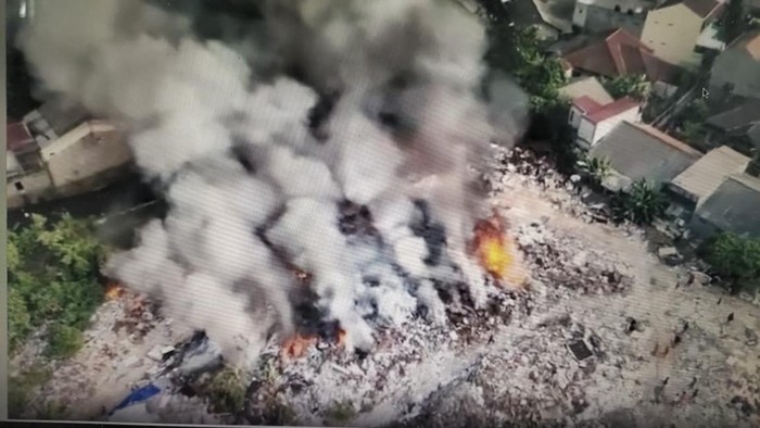 Anggota damkar gugur saat menjalankan tugas memadamkan kebakaran tumpukan sampah di Kramat Jati, Jaktim. Saat itu, kebakaran cukup besar dan asap cukup pekat. (dok Ist/repro)