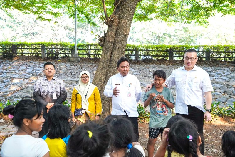 Anggota DPRD DKI Jakarta, Hardiyanto Kenneth Berfoto Bersama Komunitas Belajar Along di Kolong Tomang, Jakarta Barat.