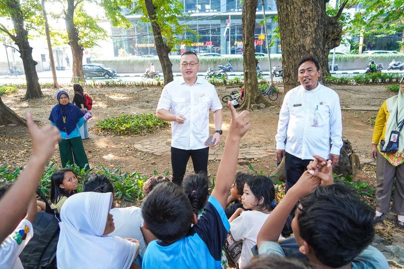 Anggota DPRD DKI Jakarta, Hardiyanto Kenneth Berfoto Bersama Komunitas Belajar Along di Kolong Tomang, Jakarta Barat.