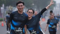 Dena Desy dan Anji foto bareng dulu di tengah-tengah acara lari. (Foto: dok Instagram desyskalit)