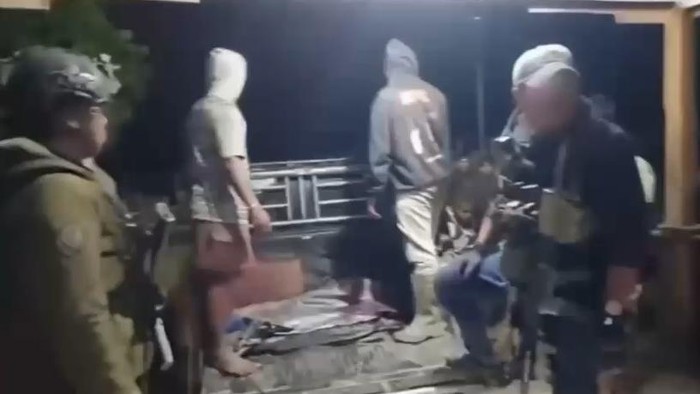 Aparat kepolisian gabungan mengevakuasi pekerja jalan korban penembakan OPM di Tolikara.