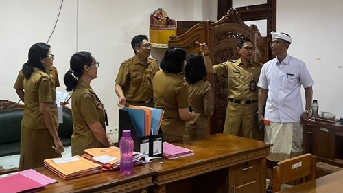 Asisten Administrasi Umum Setda Badung, I Wayan Wijana (kanan), bersama Kepala BKPSDM Badung, I Wayan Putra Yadnya, menggelar sidak jam kerja dan pemantauan sistem absensi mobile di lingkungan Setda Badung, Senin (3/8/2026). (Dok. Pemkab Badung)