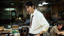 Potret Lee Min Ho Jadi Wartawan 70an di Film Assassins