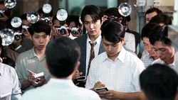 Potret Lee Min Ho Jadi Wartawan 70an di Film Assassins