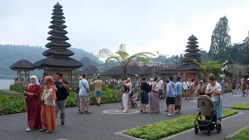 Wisatawan mancanegara berpose mengenakan busana pengantin adat Bali saat berkunjung di Daya Tarik Wisata (DTW) Ulun Danu Beratan, Tabanan, Bali, Senin (3/8/2026). Badan Pusat Statistik Provinsi Bali mencatat jumlah kunjungan wisatawan mancanegara yang datang ke Bali pada periode Januari-Juni 2026 sebanyak 3.203.156 orang atau mengalami penurunan 2,42 persen dibandingkan dengan periode yang sama pada tahun 2025 yakni 3.282.747 orang. ANTARA FOTO/Nyoman Hendra Wibowo